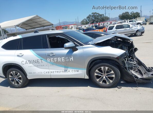 5TDGARAH0NS516657 2022 TOYOTA HIGHLANDER Silver Widok wnętrza 360 stopni