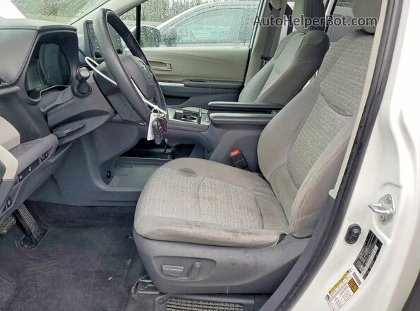 5TDGRKEC9MS013576 2021 TOYOTA SIENNA White Front interior view