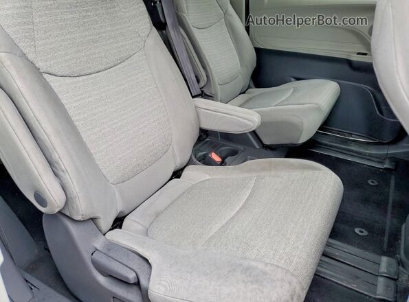 5TDGRKEC9MS013576 2021 TOYOTA SIENNA White Rear interior view