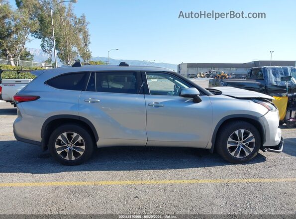 5TDGZRAH2NS090348 2022 TOYOTA HIGHLANDER Silver Vista interior trasera