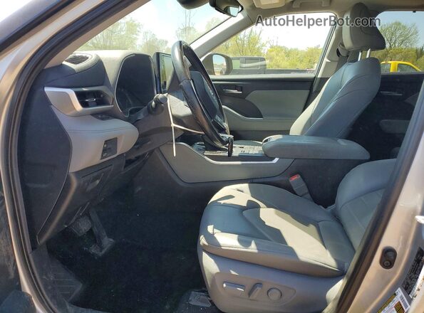 5TDHZRBH7MS088872 2021 TOYOTA HIGHLANDER Silver Սալոնի դիմացի տեսք