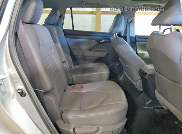 5TDHZRBH7MS088872 2021 TOYOTA HIGHLANDER Silver Սալոնի հետևի տեսք