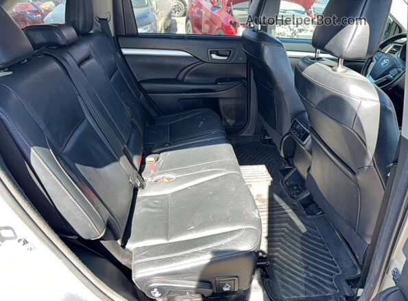 5TDJGRFH6JS050207 2018 TOYOTA LE Silver Հետևի տեսք