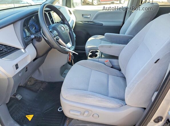 5TDJZ3DC2LS251362 2020 TOYOTA SIENNA Silver Widok wnętrza z przodu