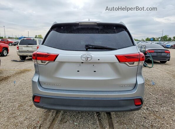 5TDJZRFH2JS523403 2018 TOYOTA HIGHLANDER Silver უკანა ხედი