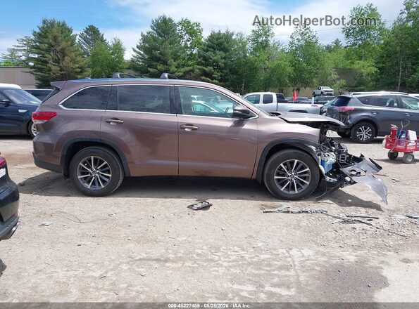 5TDJZRFH3HS386773 2017 TOYOTA HIGHLANDER Gray 360 interior view
