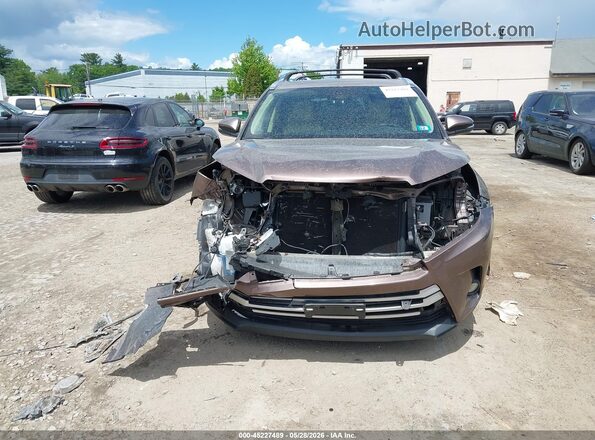 5TDJZRFH3HS386773 2017 TOYOTA HIGHLANDER Gray Rear interior view