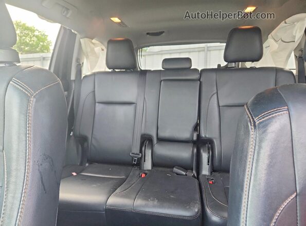5TDJZRFH3JS893369 2018 TOYOTA HIGHLANDER Maroon Rear seats view
