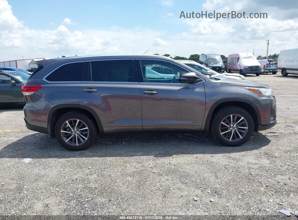 5TDJZRFH6JS806435 2018 TOYOTA LE Gray Widok wnętrza z tyłu