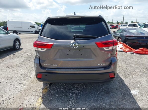 5TDJZRFH6JS806435 2018 TOYOTA LE Gray 