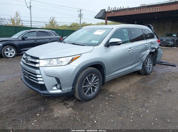 5TDJZRFH7JS485439 2018 TOYOTA LE Gray Vista tres cuartos delantera izquierda