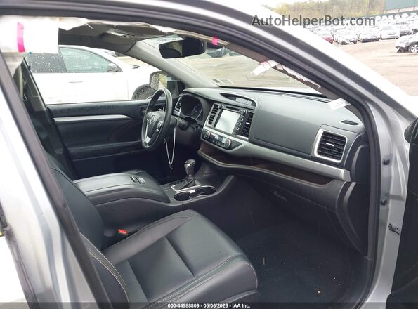 5TDJZRFH7JS485439 2018 TOYOTA LE Gray Vista interior delantera