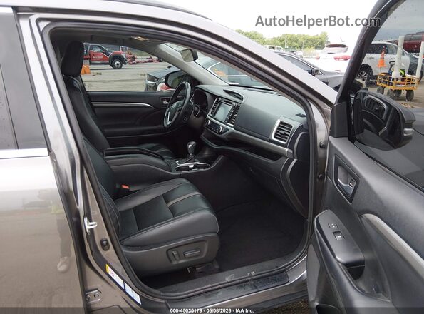 5TDJZRFH8JS540917 2018 TOYOTA HIGHLANDER Gray Front interior view