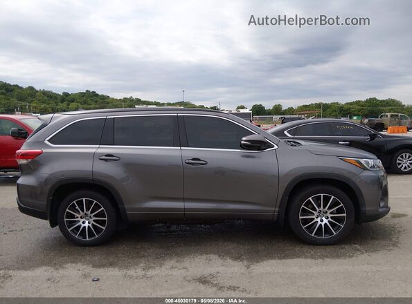 5TDJZRFH8JS540917 2018 TOYOTA HIGHLANDER Gray Rear interior view