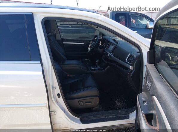 5TDJZRFH9JS491565 2018 TOYOTA LE White Front interior view