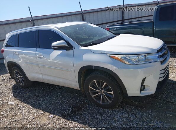 5TDJZRFH9JS491565 2018 TOYOTA LE White Rear interior view