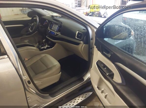 5TDKKRFH6GS140372 2016 TOYOTA LE Gray Front interior view