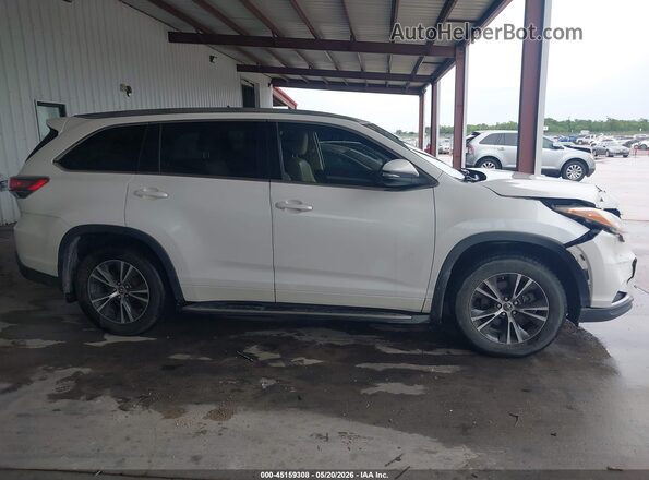 5TDKKRFHXGS130928 2016 TOYOTA HIGHLANDER White Rear interior view