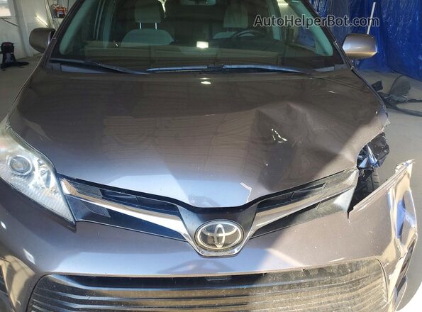 5TDKZ3DC0JS954461 2018 TOYOTA SIENNA Gray Widok komory silnika