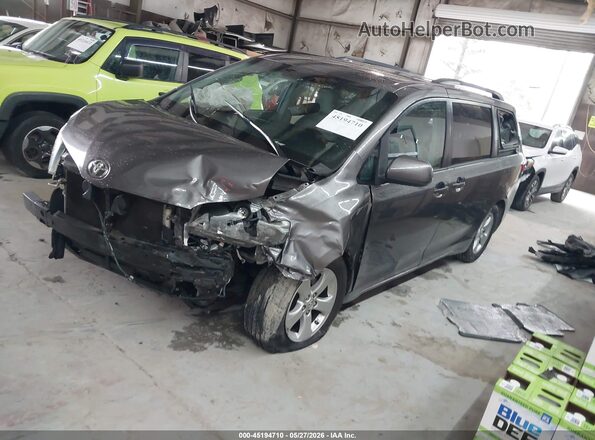 5TDKZ3DC2HS802384 2017 TOYOTA SIENNA Gray Vista tres cuartos delantera izquierda