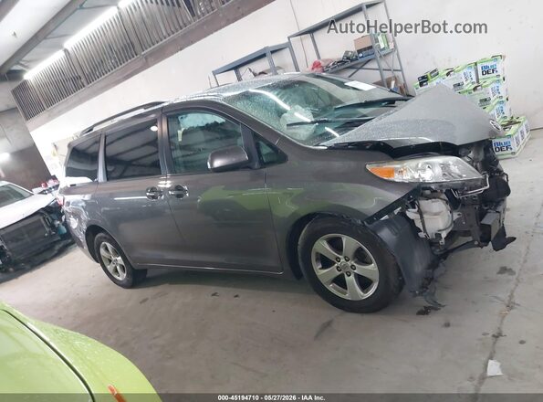 5TDKZ3DC2HS802384 2017 TOYOTA SIENNA Gray Vista interior trasera