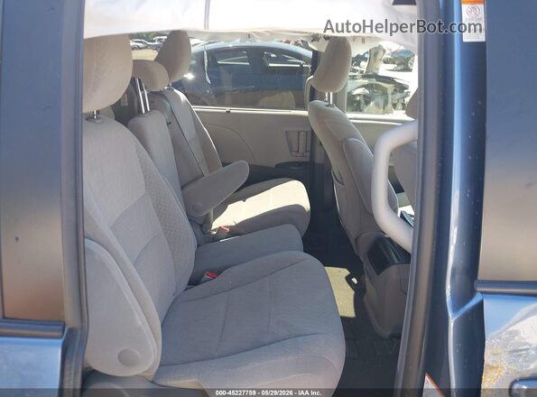 5TDKZ3DC2HS890918 2017 TOYOTA SIENNA Light Blue Widok naklejki z numerem VIN