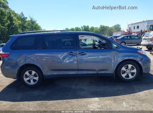 5TDKZ3DC2HS890918 2017 TOYOTA SIENNA Light Blue Widok wnętrza z tyłu