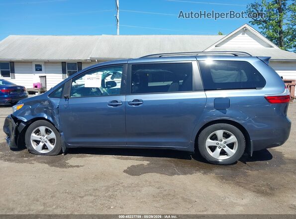5TDKZ3DC2HS890918 2017 TOYOTA SIENNA Light Blue Widok wnętrza 360 stopni