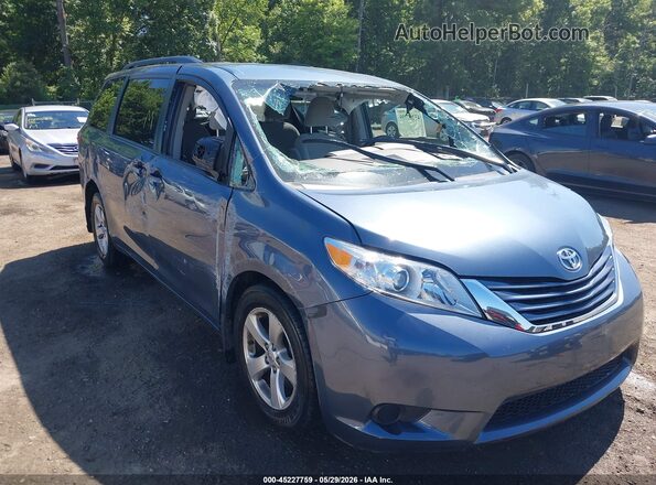 5TDKZ3DC2HS890918 2017 TOYOTA SIENNA Light Blue Widok z przodu