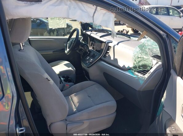 5TDKZ3DC2HS890918 2017 TOYOTA SIENNA Light Blue Widok wnętrza z przodu