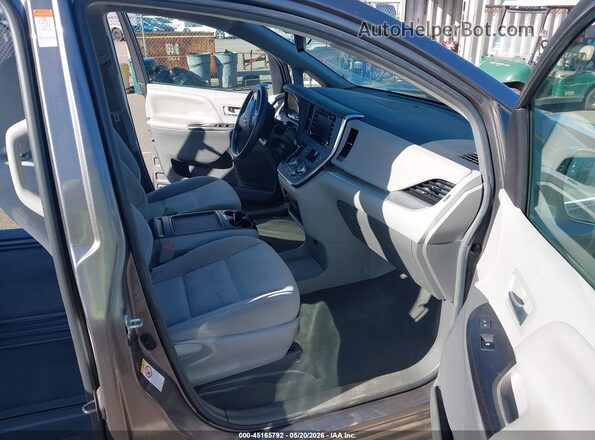 5TDKZ3DC4JS901875 2018 TOYOTA SIENNA Серый Вид салона спереди