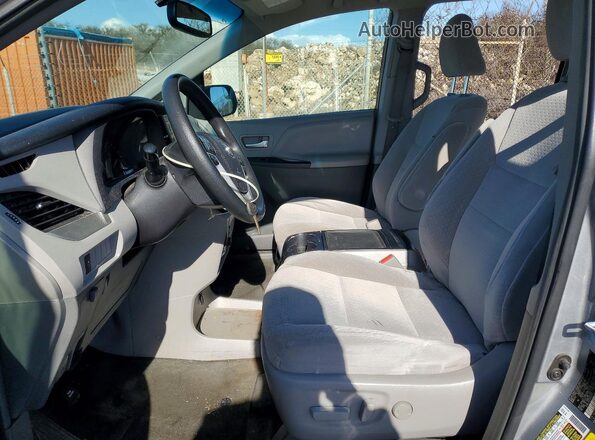 5TDKZ3DC6HS808544 2017 TOYOTA SIENNA Silver Вид салону спереду