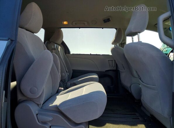 5TDKZ3DC6HS808544 2017 TOYOTA SIENNA Silver Вид задньої частини салону