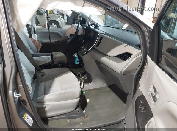 5TDKZ3DC7HS775005 2017 TOYOTA SIENNA Серый Вид салона спереди