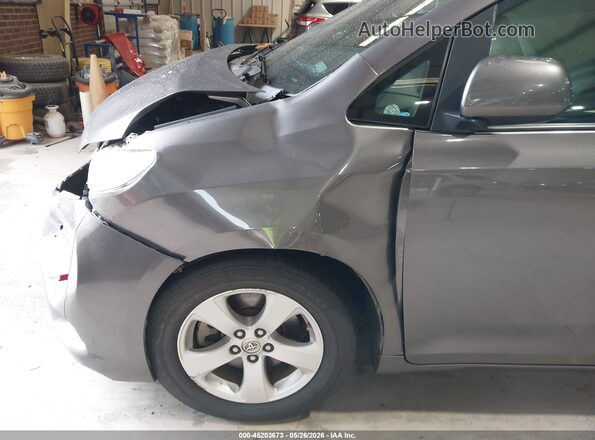 5TDKZ3DC7HS775005 2017 TOYOTA SIENNA Серый Вид спереди