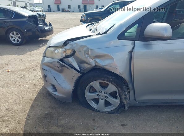 5TDKZ3DC8HS769794 2017 TOYOTA SIENNA Blue Front view