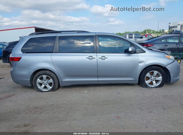 5TDKZ3DC8HS769794 2017 TOYOTA SIENNA Blue Rear interior view