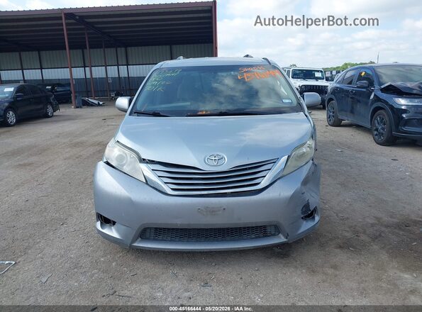 5TDKZ3DC8HS769794 2017 TOYOTA SIENNA Blue Instrument cluster view
