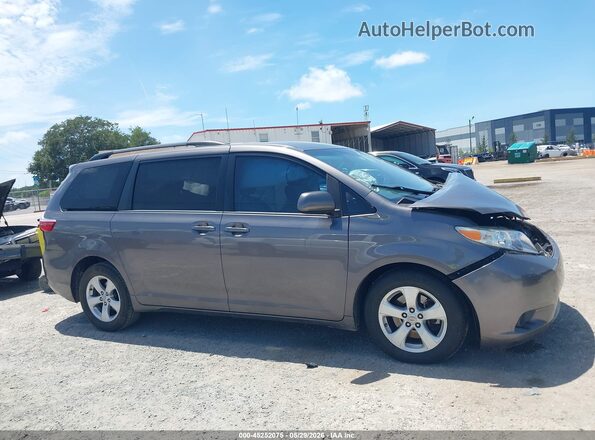 5TDKZ3DC8HS871158 2017 TOYOTA SIENNA Серый 