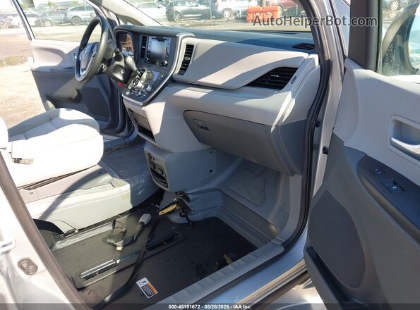 5TDKZ3DCXLS049521 2020 TOYOTA SIENNA Silver Front interior view