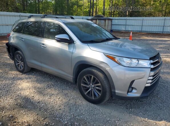 5TDKZRFH2JS544465 2018 TOYOTA HIGHLANDER Серебряный Передняя правая четверть