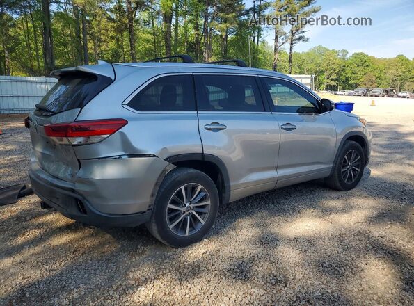5TDKZRFH2JS544465 2018 TOYOTA HIGHLANDER Серебряный Задняя правая четверть
