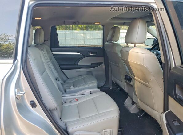 5TDKZRFH2JS544465 2018 TOYOTA HIGHLANDER Серебряный Вид задней части салона