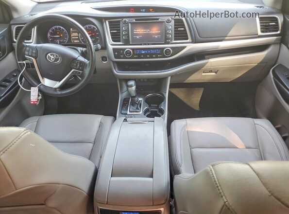 5TDKZRFH2JS544465 2018 TOYOTA HIGHLANDER Серебряный Вид панели приборов