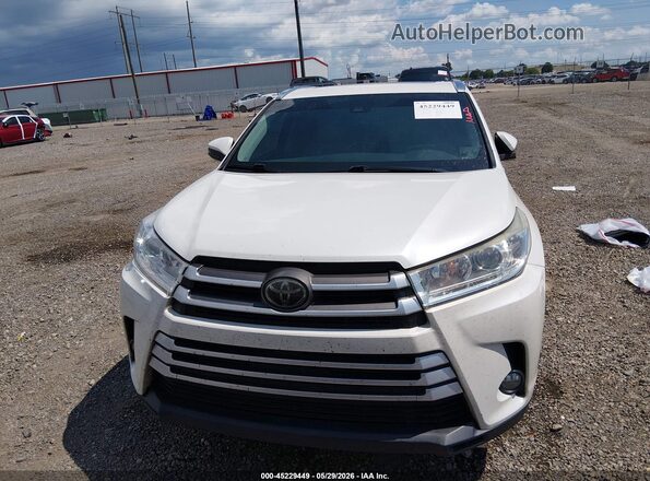 5TDKZRFH2JS545079 2018 TOYOTA HIGHLANDER Белый Вид задней части салона