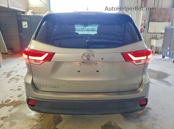5TDKZRFH3KS559140 2019 TOYOTA HIGHLANDER Silver Widok z tyłu