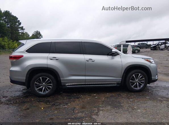 5TDKZRFH5JS542340 2018 TOYOTA HIGHLANDER Silver Widok wnętrza z tyłu