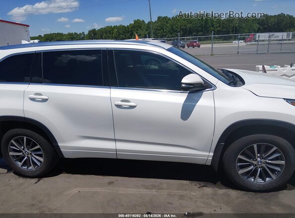 5TDKZRFHXHS514317 2017 TOYOTA HIGHLANDER White Rear interior view