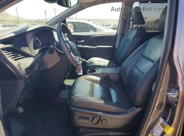 5TDXZ3DC5JS913233 2018 TOYOTA SIENNA Gray Front interior view