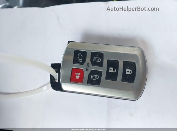 5TDXZ3DC8HS814206 2017 TOYOTA SIENNA Silver Вид панелі приладів